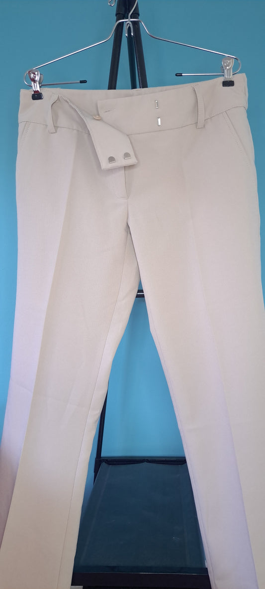 Pantalón baige clásico